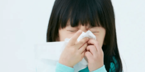 알레르기성 비염 때문에 봄만 되면 콧물, 눈물이 질질 납니다. 알레르기성 비염은 면역력과 관련이 있어 면역 치료를 하면 효과가 있습니다.